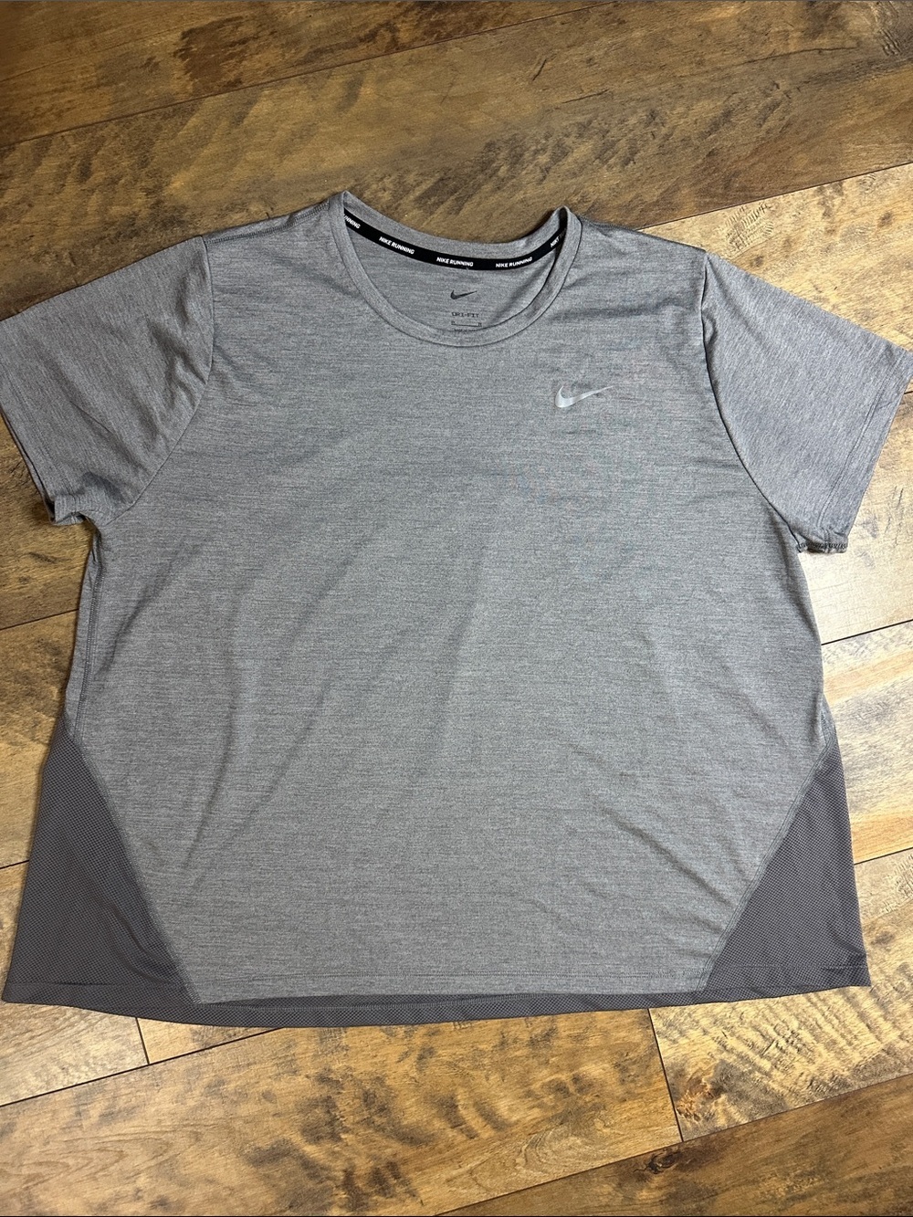 NIKE RUNNING Women’s Grey Short Sleeve Mesh Back Performance Tee, Size 2X, EUC
